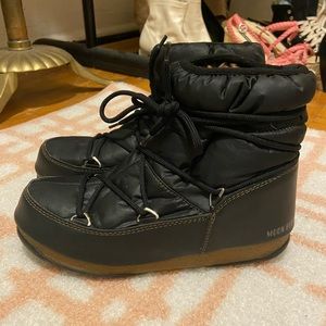 Mini moon boots